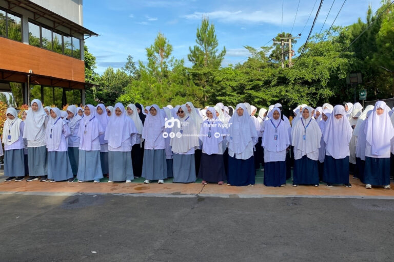 Siswi IDN Boarding School kegiatan apel sekolah