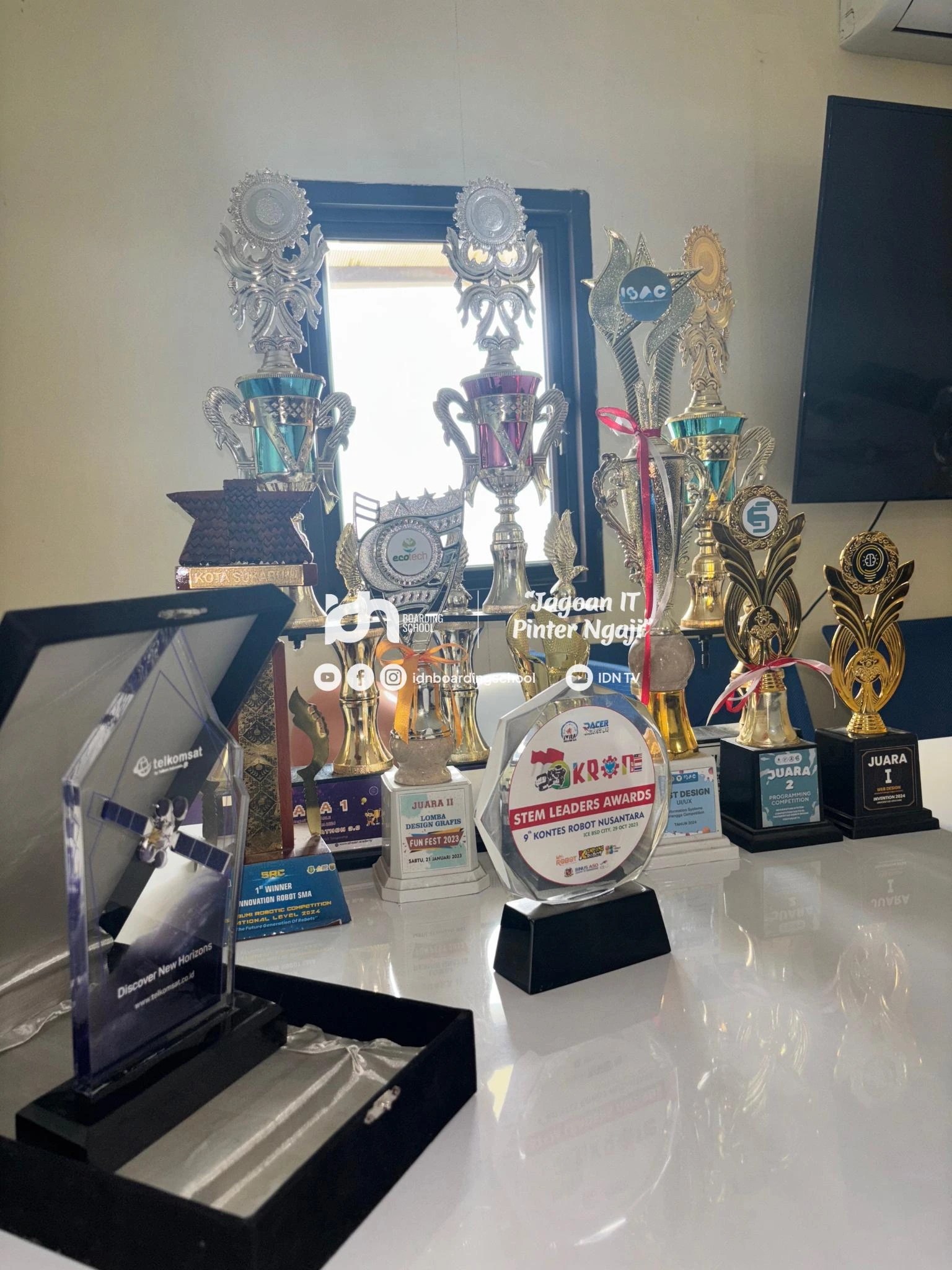 Deretan piala pencapaian siswi IDN
