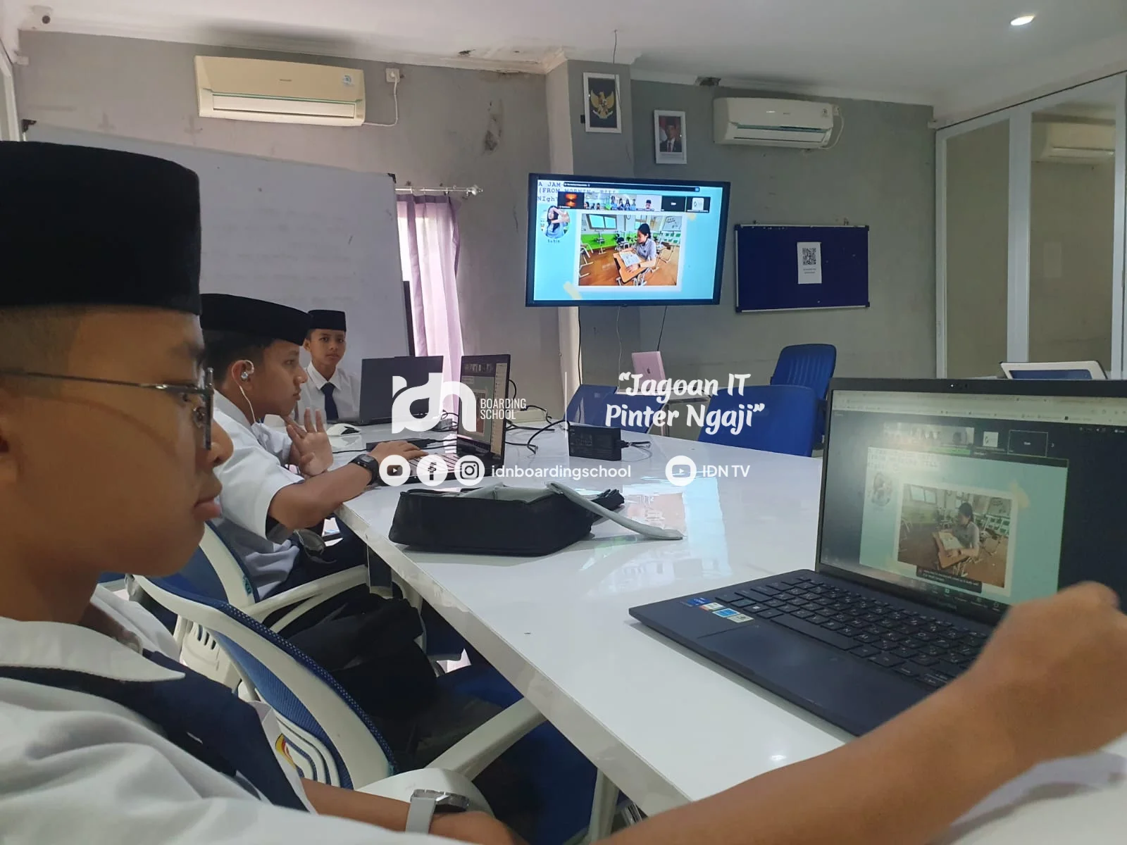 siswa idn ikhwan mengikuti kelas virtual