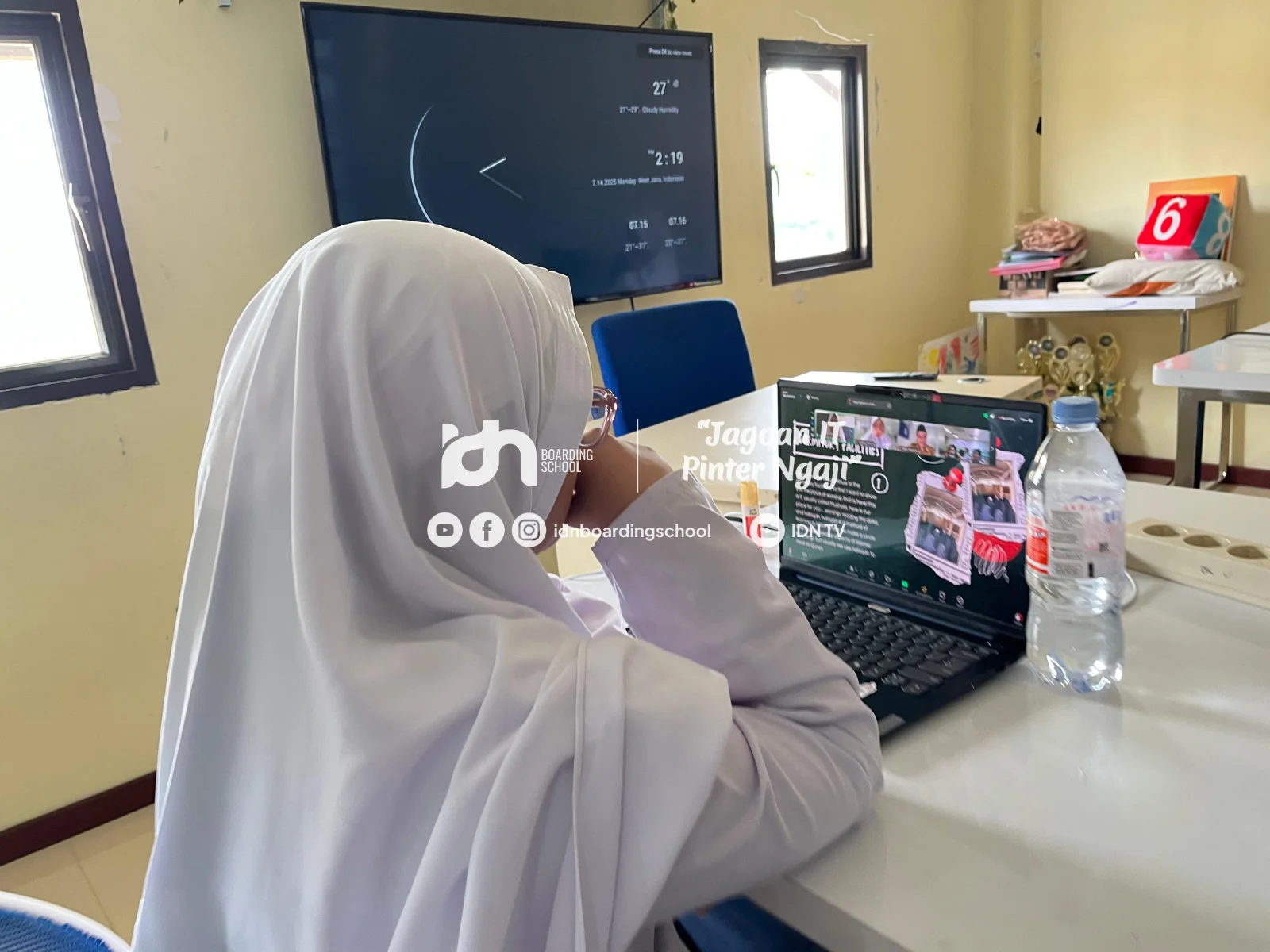 siswi idn akhwat mengikuti kelas internasional