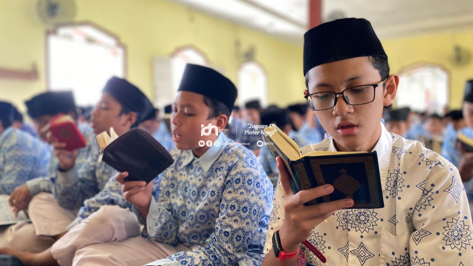 siswa membaca alquran di masjid idn boarding school