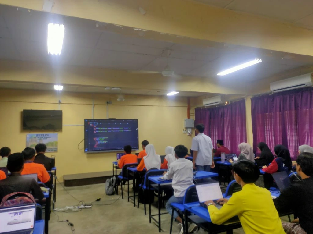 siswa programmer mengajar di sekolah kv perdagangan malaysia
